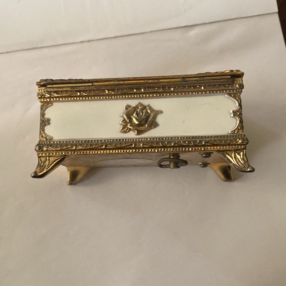 Beautiful Hand Painted Vintage Porcelain Music Box - Picture 5 of 10